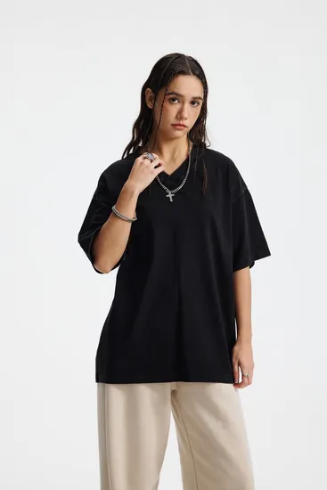 Raw Cut V Collar Cotton Tee Supports Personal Art Design DTG Embroidery Service
